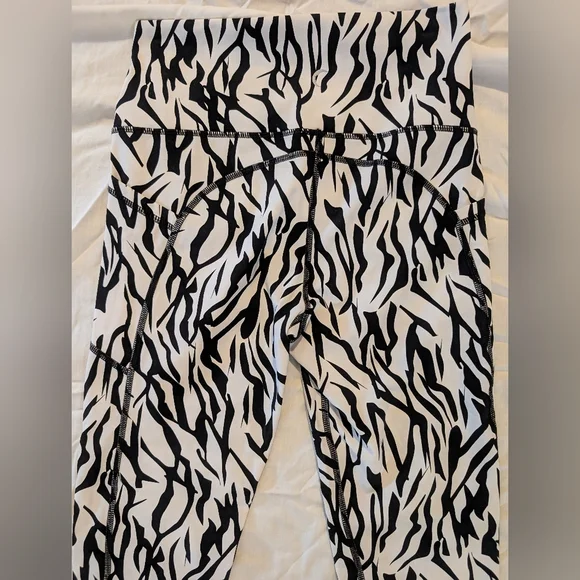 Zyia active womens zebra print highwaisted leggings with pockets size 6-8 - Picture 3 of 5